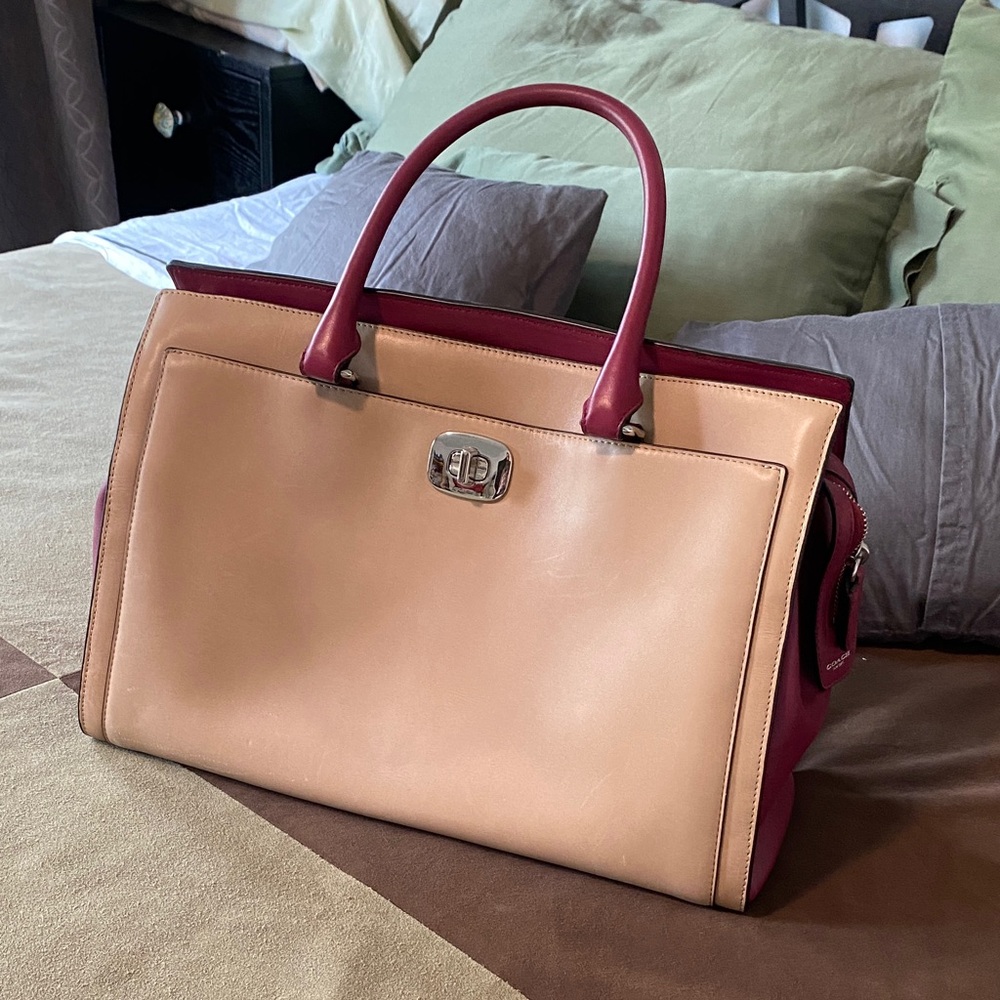 Coach Legacy leather bag. Beige and Maroon.
Tassel missing.